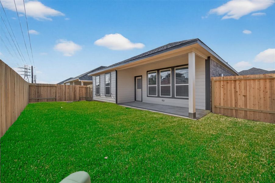 Exterior details and patio area of a home in Rollingbrook Estates, Baytown (Image 27).