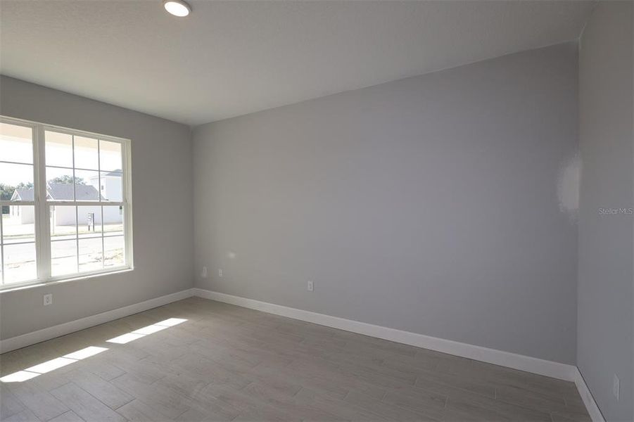 Spacious, unfurnished interior of a new home in Willow Run, Apopka (Image 13).