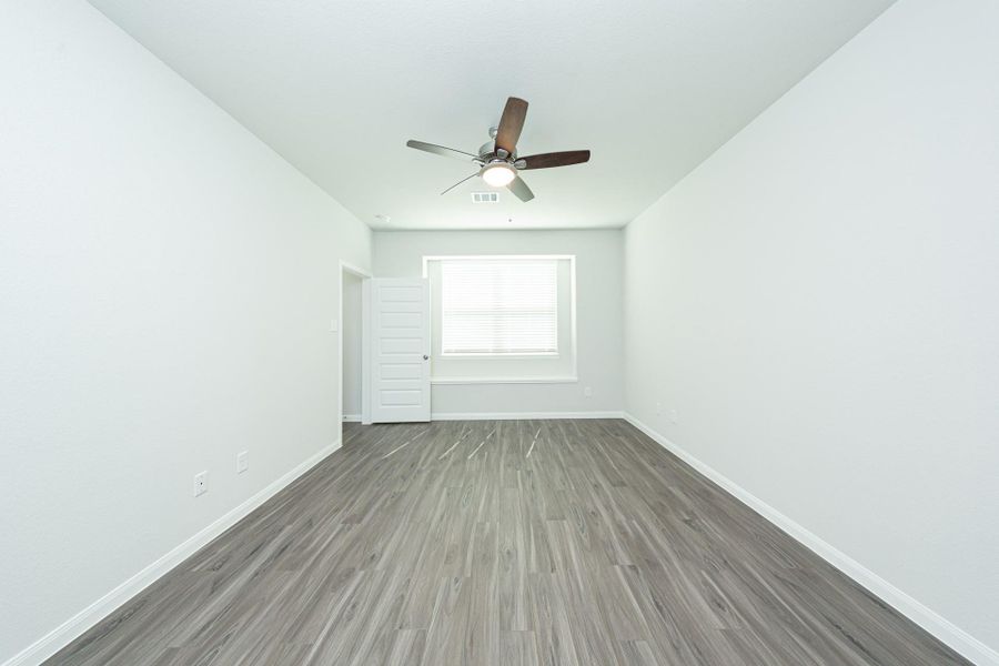 Spacious, unfurnished interior of a new home in River's Edge, Conroe (Image 15).