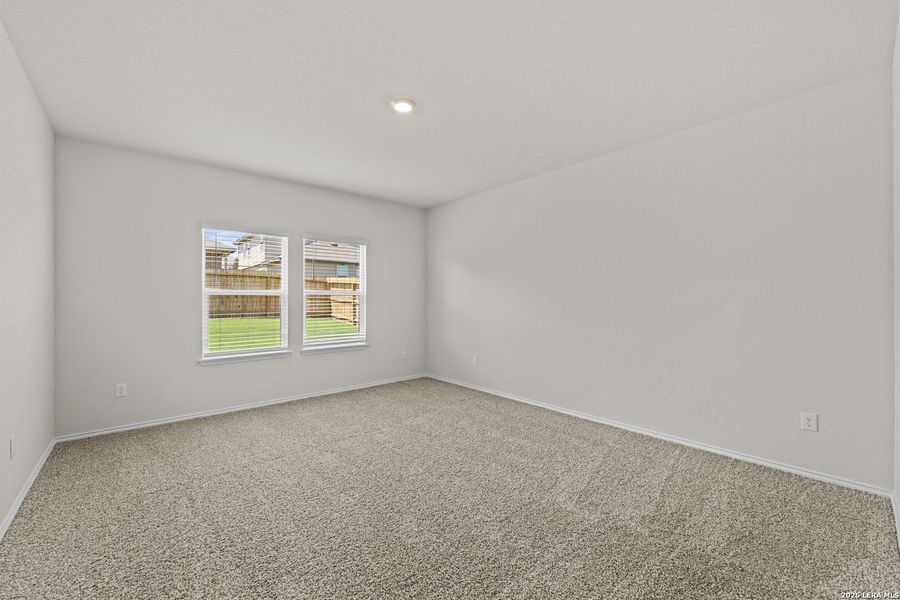 Spacious, unfurnished interior of a new home in Laurel Vistas, San Antonio (Image 14).