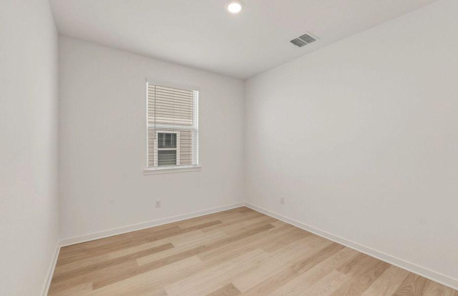 Spacious, unfurnished interior of a new home in Sunfield, Buda (Image 46).