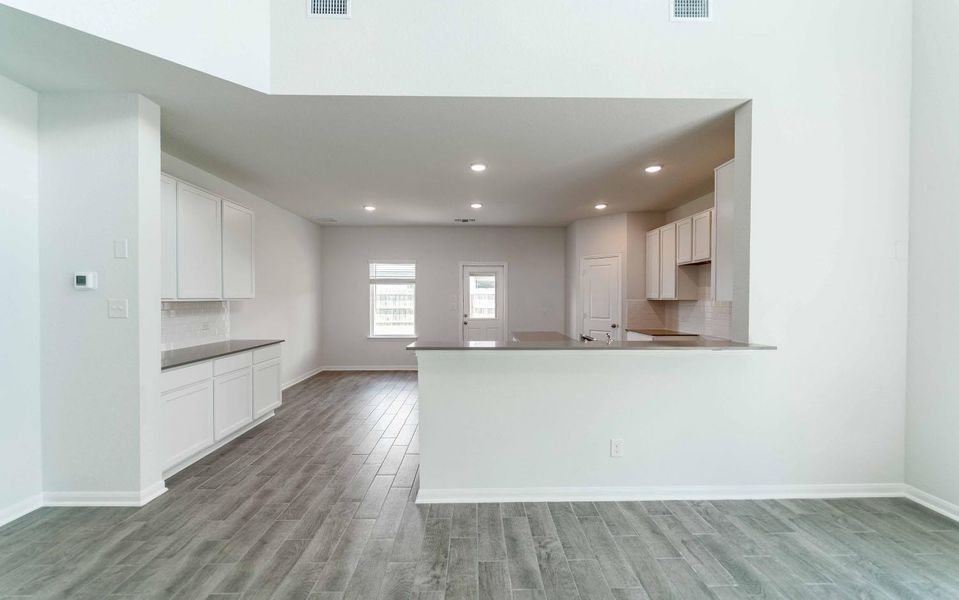 Spacious, unfurnished interior of a new home in Swenson Heights, Seguin (Image 9).