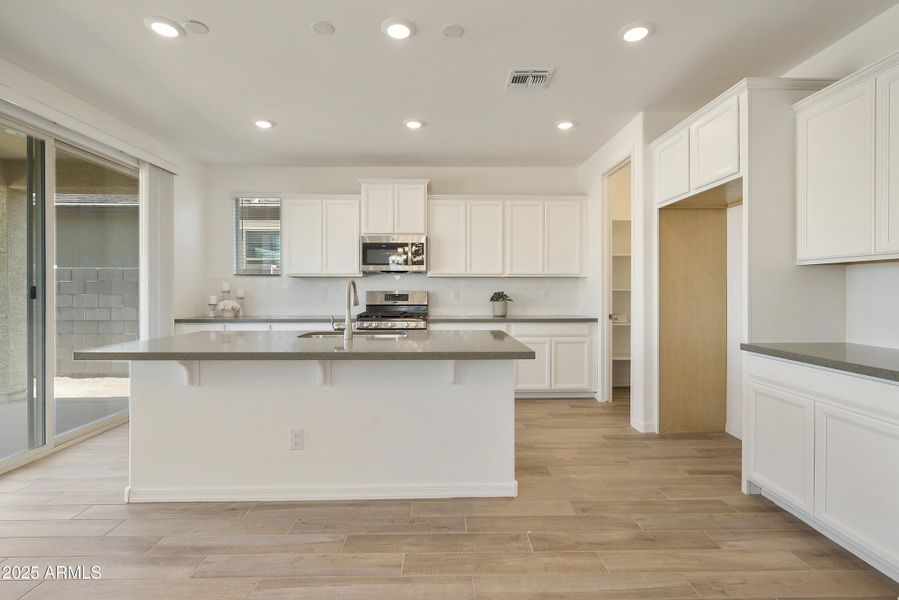 KITCHEN / DINING KITCHEN / DINING