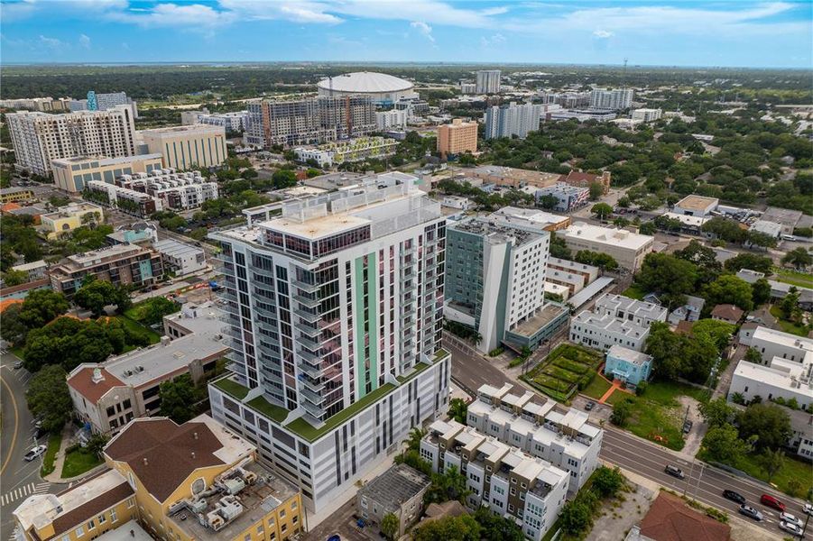 Condo located in St. Petersburg, FL showcasing its design and architecture (Image 33).