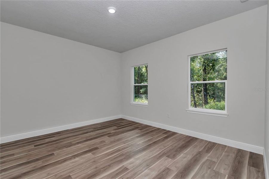 Spacious, unfurnished interior of a new home in , Dunnellon (Image 31).