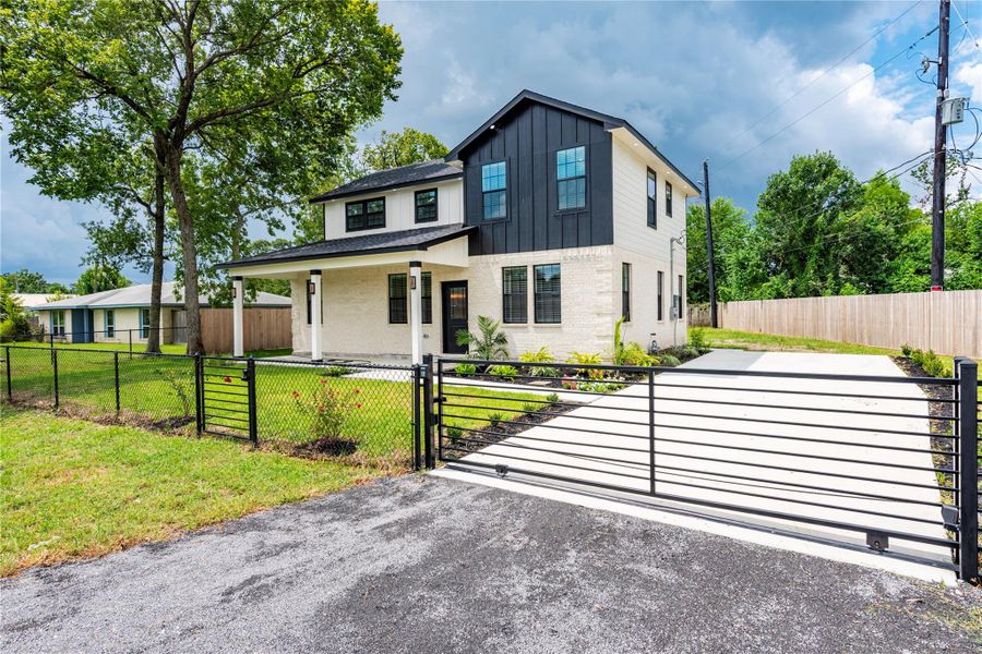 Front exterior of a new home in , Houston, TX, highlighting curb appeal (Image 24). Front exterior of a new home in , Houston, TX, highlighting curb appeal (Image 24).