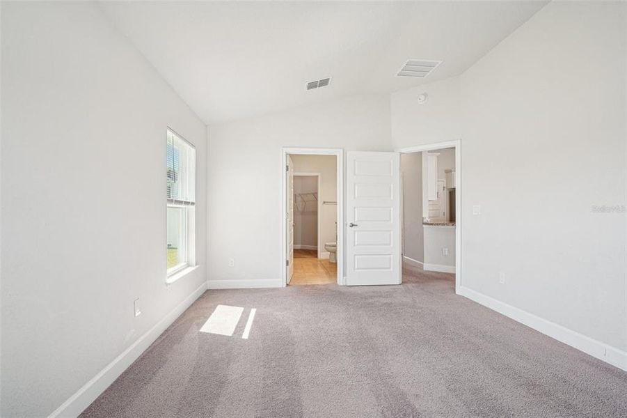 Spacious, unfurnished interior of a new home in , Ocala (Image 15).