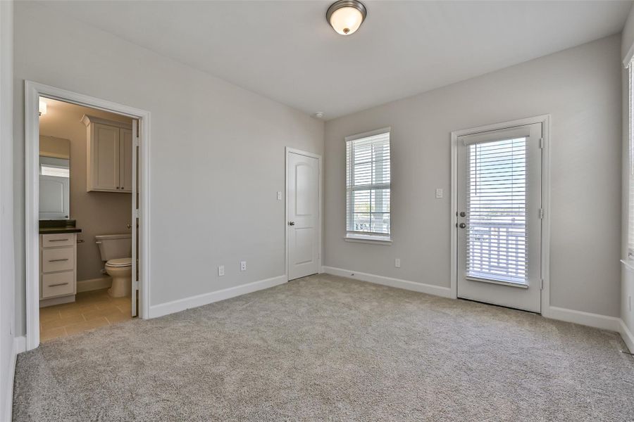 Spacious, unfurnished interior of a new home in Pearland Old Townsite, Pearland (Image 34).