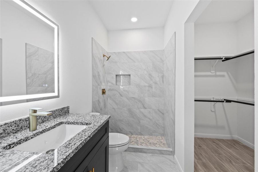 Stand Up Shower w/ WalkIn Closet