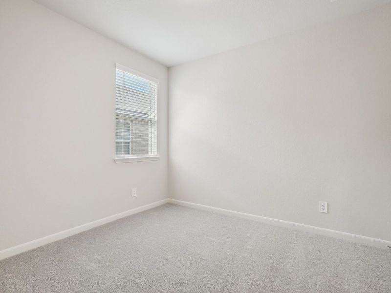 Spacious, unfurnished interior of a new home in Thomas Pond, San Antonio (Image 25).