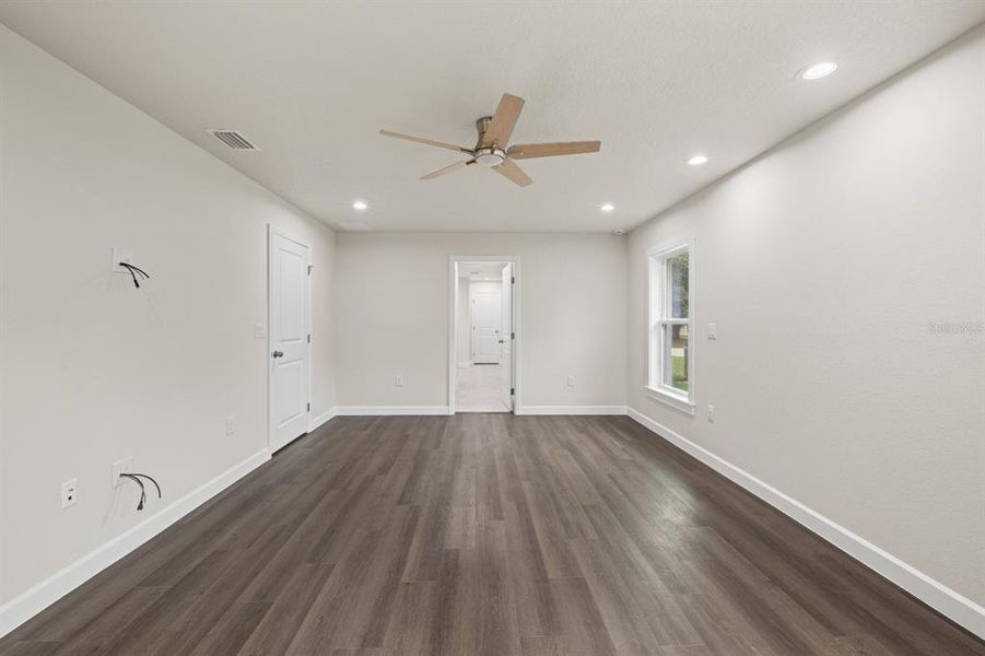 Spacious, unfurnished interior of a new home in , San Antonio (Image 28).