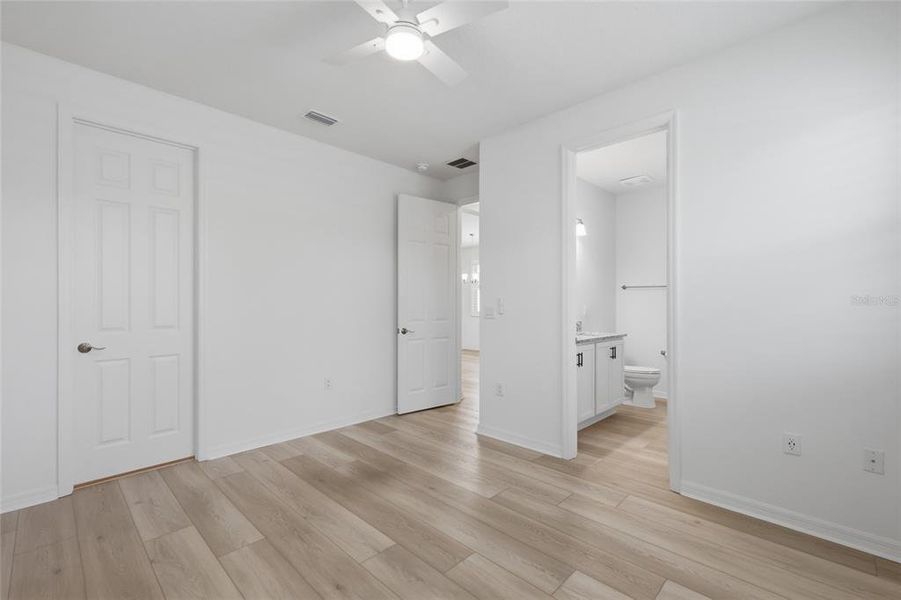 Spacious, unfurnished interior of a new home in Heron Bay, Palmetto (Image 19). Spacious, unfurnished interior of a new home in Heron Bay, Palmetto (Image 19).