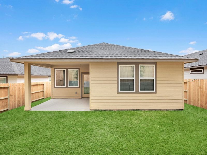 Exterior details and patio area of a home in Montgomery Oaks - Premier, Conroe (Image 4).
