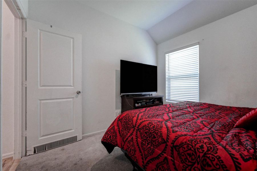 Spacious secondary bedroom with plush carpet, natural light, and neutral tones—perfect for guests or a nursery in Sunterra, Katy TX. Spacious secondary bedroom with plush carpet, natural light, and neutral tones—perfect for guests or a nursery in Sunterra, Katy TX.