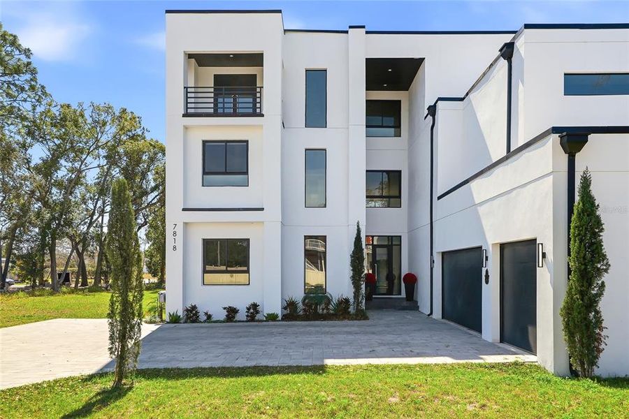 Exterior details and patio area of a home in , Tampa (Image 40).