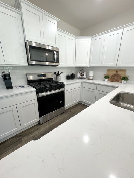 Representative furnished interior of a home built from the Henderson Plan by Veranda Homes in Beechwood Pond, Woodruff (Image 6).