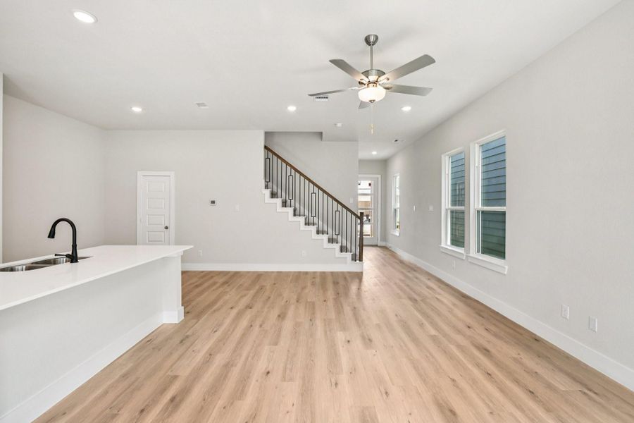 Spacious, unfurnished interior of a new home in Alicante, Houston (Image 11).