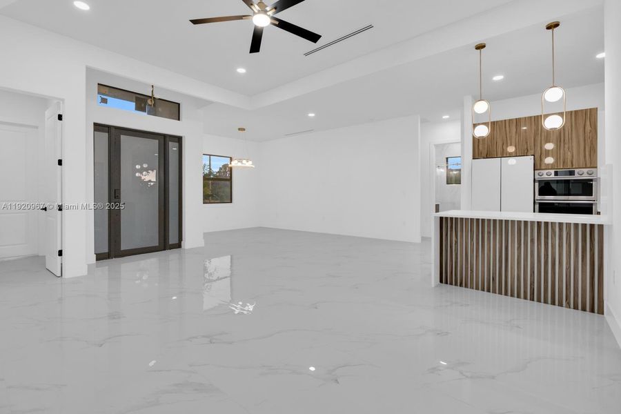 Spacious, unfurnished interior of a new home in , Lehigh Acres (Image 27).