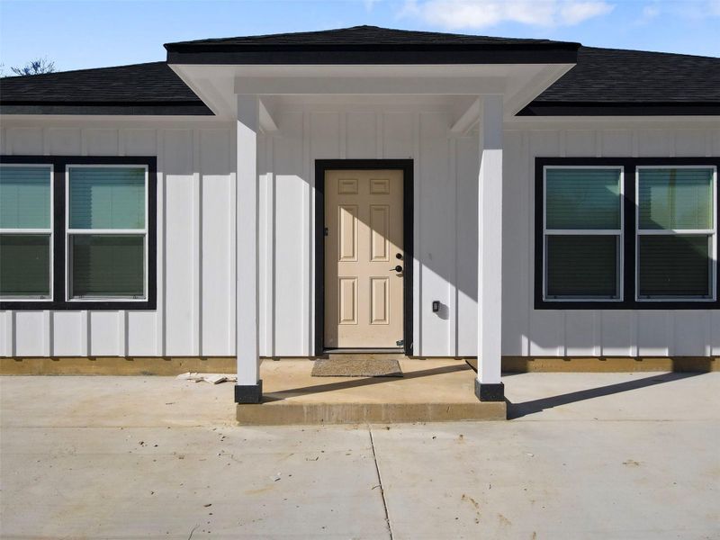 Exterior details and patio area of a home in , Hearne (Image 3).