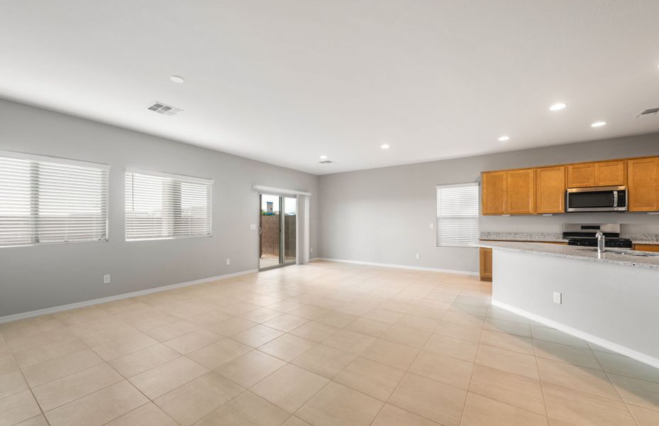 Spacious, unfurnished interior of a new home in El Cidro, Goodyear (Image 16).