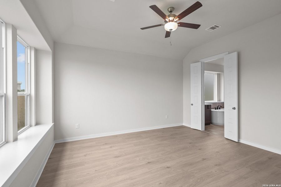 Spacious, unfurnished interior of a new home in Buffalo Crossing, Cibolo (Image 19).