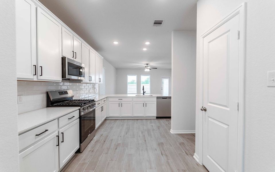 Furnished interior view inside a new home in Lago Mar, Texas City (Image 3).