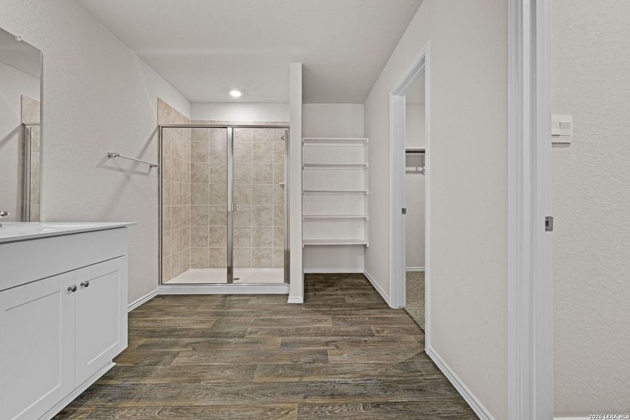 Spacious, unfurnished interior of a new home in Stonehill, San Antonio (Image 12).