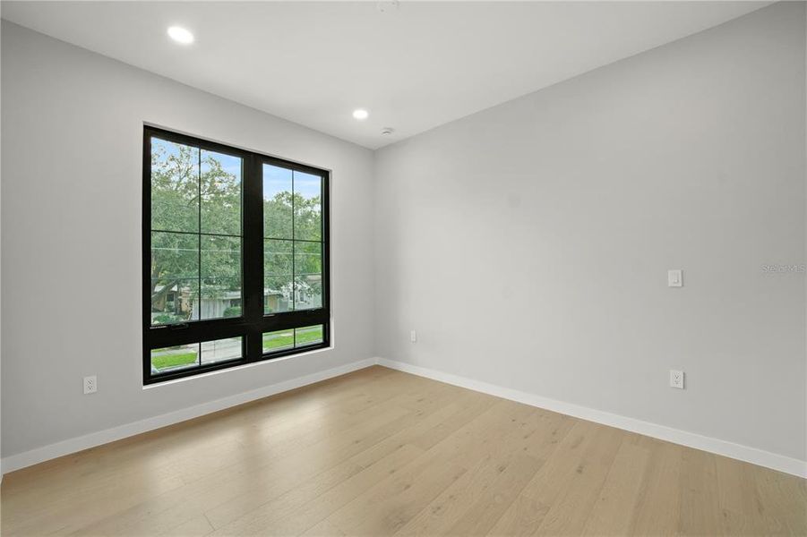Spacious, unfurnished interior of a new home in , Orlando (Image 20).
