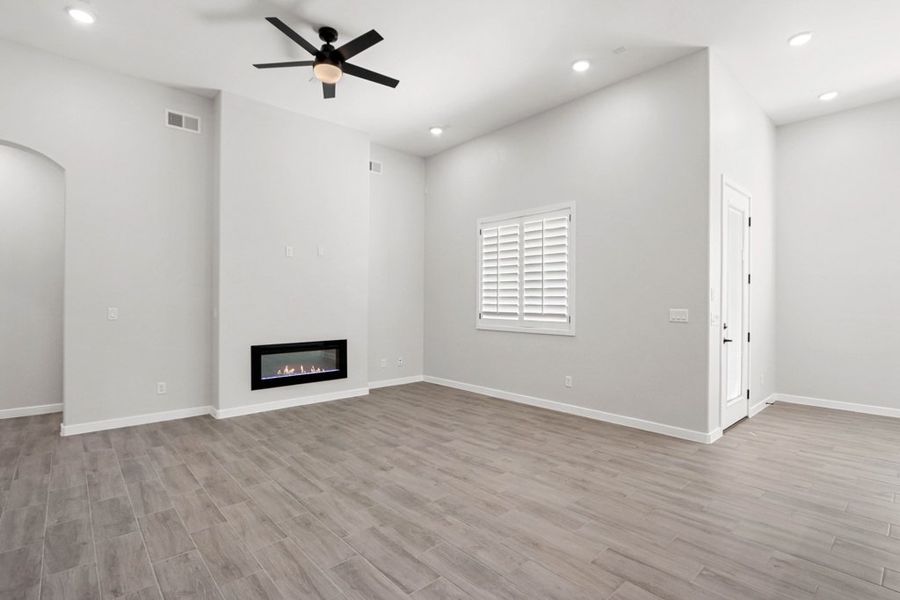 Spacious, unfurnished interior of a new home in Garden Park Unit 4, El Paso (Image 13).