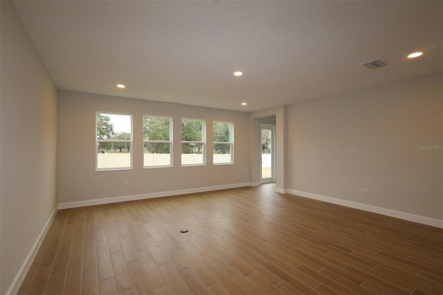Spacious, unfurnished interior of a new home in Willow Run, Apopka (Image 24).
