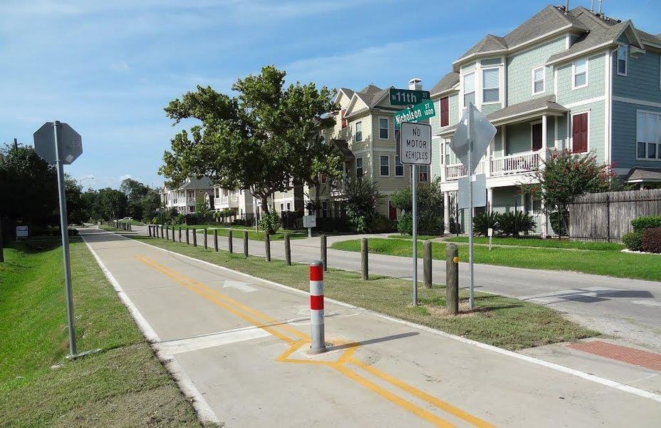 The Hike & Bike trail connects seamlessly to pathways leading into Downtown and White Oak and Buffalo Bayou.