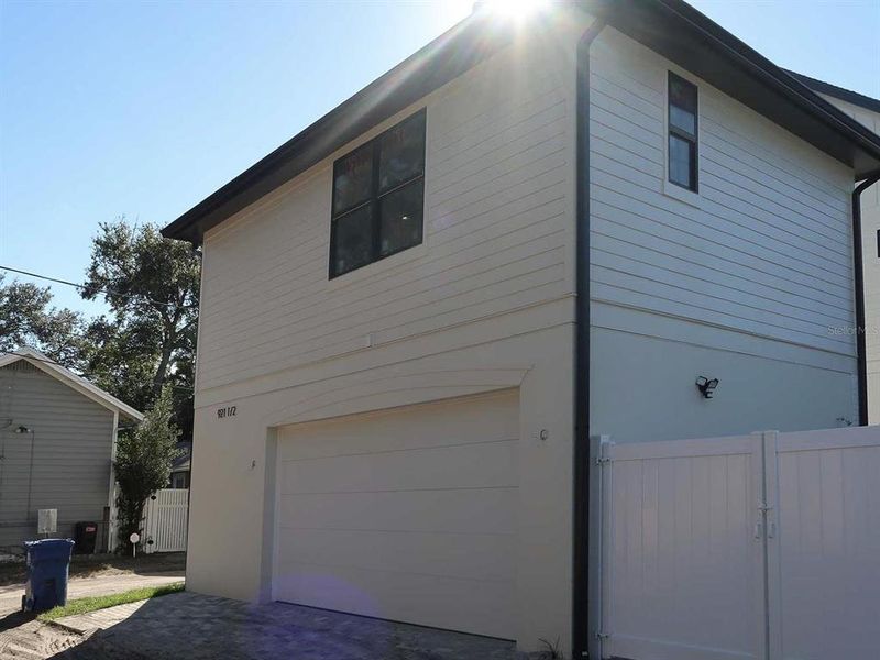 Exterior details and patio area of a home in , St. Petersburg (Image 21).
