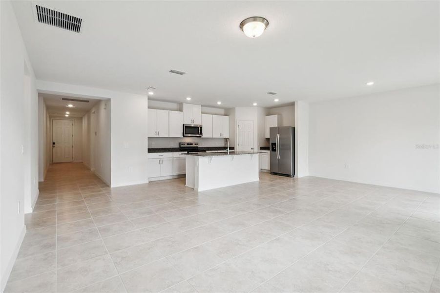 Spacious, unfurnished interior of a new home in Bradbury Creek - Signature Series, Haines City (Image 18).