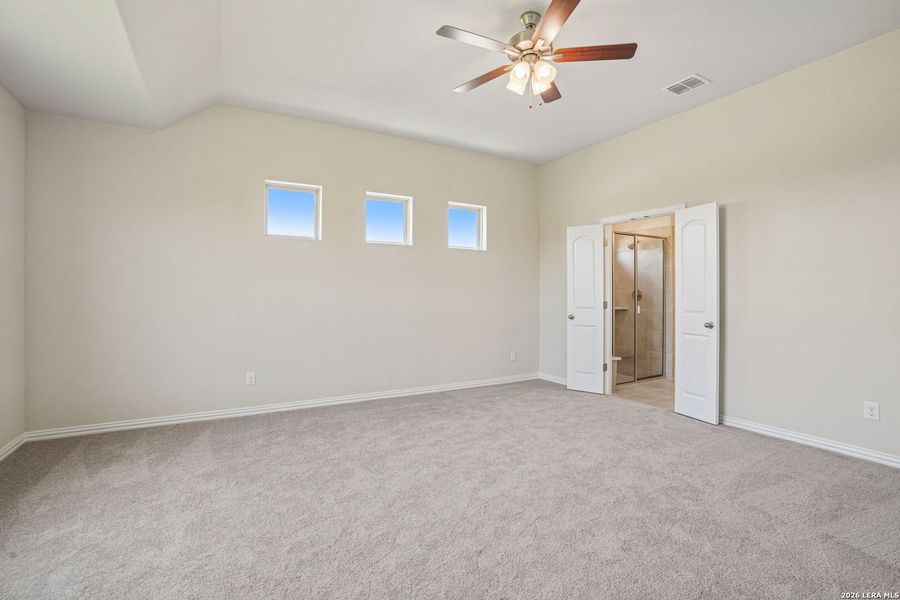 Spacious, unfurnished interior of a new home in Meyer Ranch - Enclave, New Braunfels (Image 23).