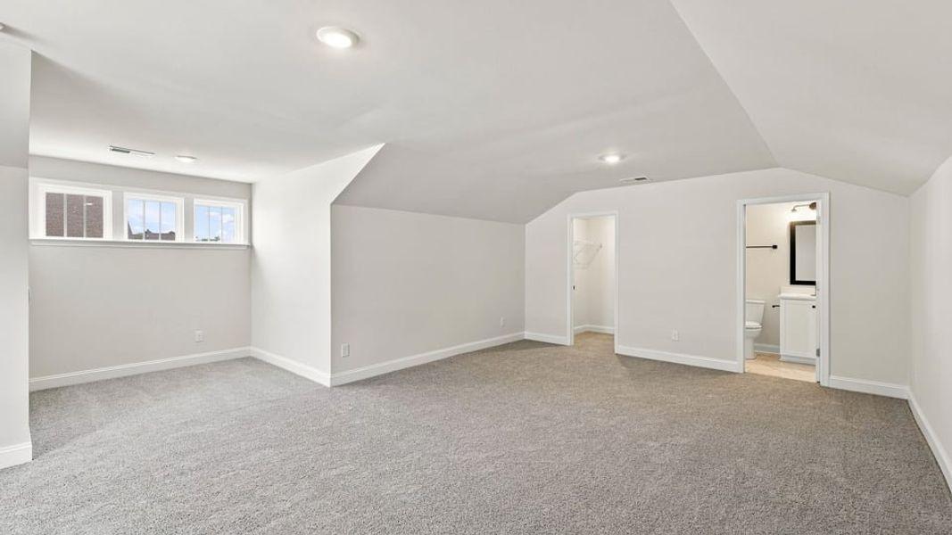 Spacious, unfurnished interior of a new home in Shadowood, Seneca (Image 29).