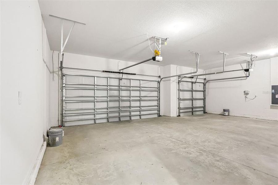 Spacious, unfurnished interior of a new home in The Grove at Stuart Crossing - Signature Series, Bartow (Image 40).