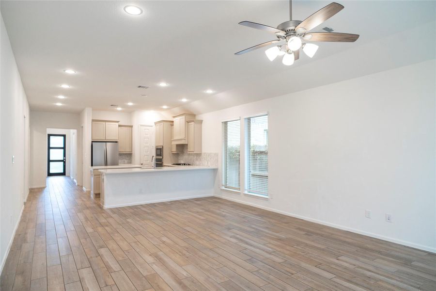 Spacious, unfurnished interior of a new home in Cross Creek West 45', Fulshear (Image 14). Spacious, unfurnished interior of a new home in Cross Creek West 45', Fulshear (Image 14).