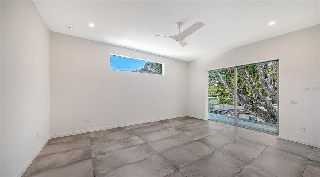 Spacious, unfurnished interior of a new home in , Sarasota (Image 23).