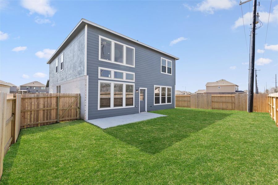 Exterior details and patio area of a home in Kendall Lakes, Alvin (Image 4).