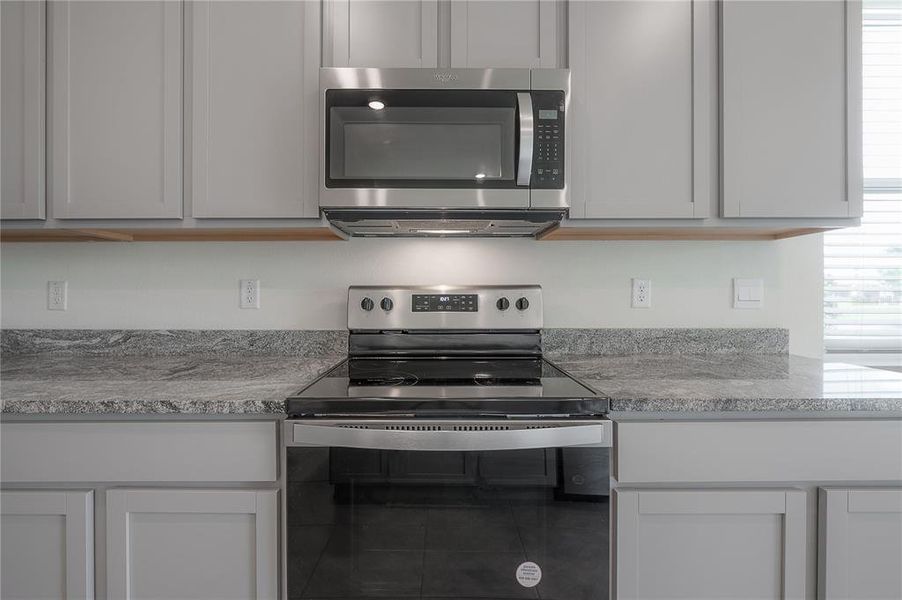 Close-up of interior finishes inside a home in , Wimauma (Image 11).