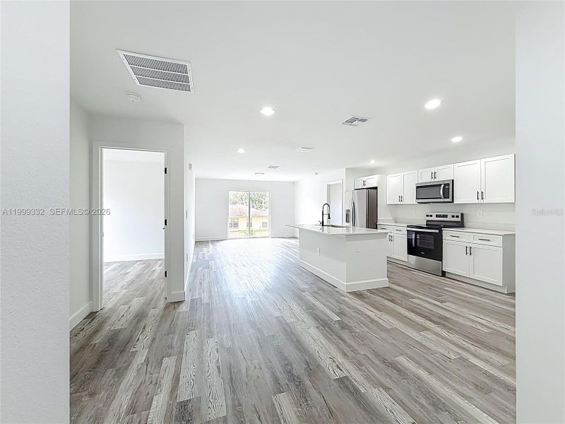 Spacious, unfurnished interior of a new home in , Ocala (Image 11).