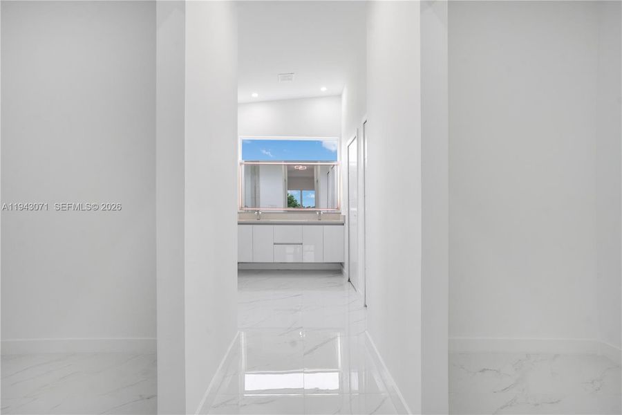 Spacious, unfurnished interior of a new home in , Cape Coral (Image 38).