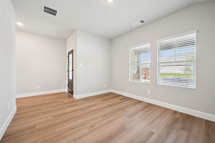 Spacious, unfurnished interior of a new home in Westmoor, Sherman (Image 18).