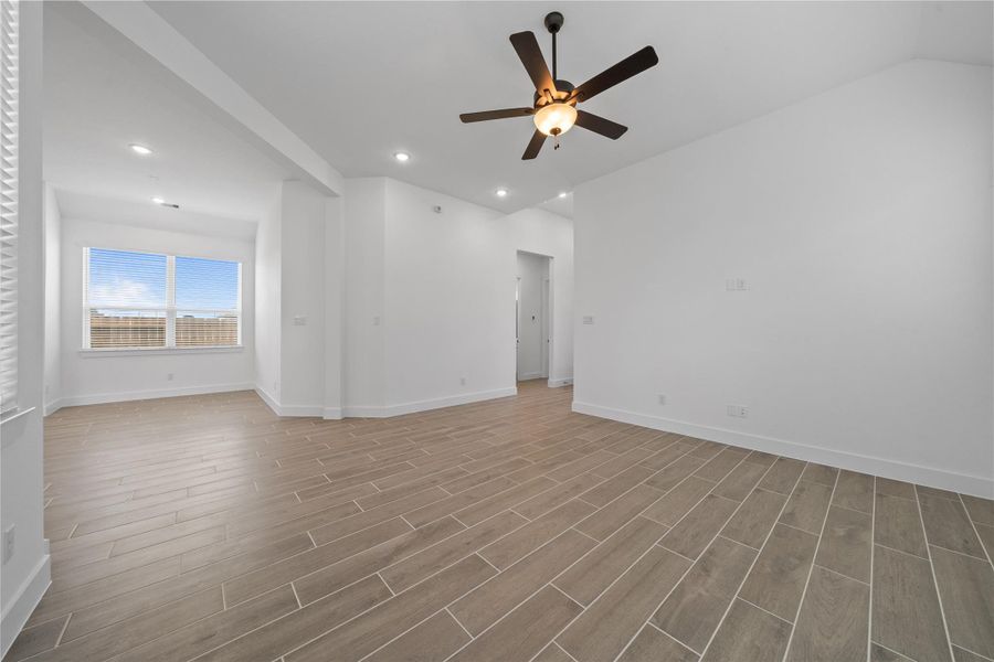 Spacious, unfurnished interior of a new home in Riceland, Mont Belvieu (Image 29).