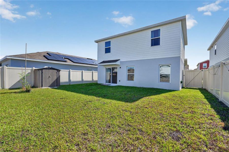 Exterior details and patio area of a home in , Haines City (Image 3).