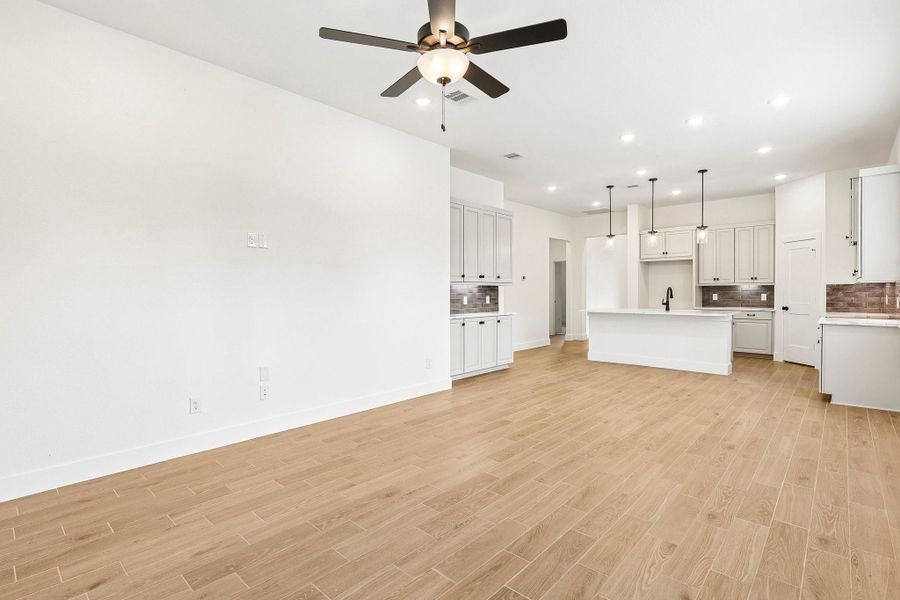 Spacious, unfurnished interior of a new home in Evergreen 40s, Conroe (Image 26). Spacious, unfurnished interior of a new home in Evergreen 40s, Conroe (Image 26).