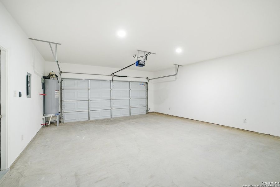 Spacious, unfurnished interior of a new home in , Lakehills (Image 13).
