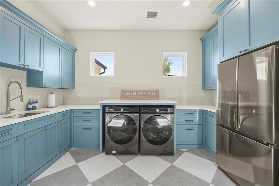 Bright and light laundry room makes for a happy place on laundry day!