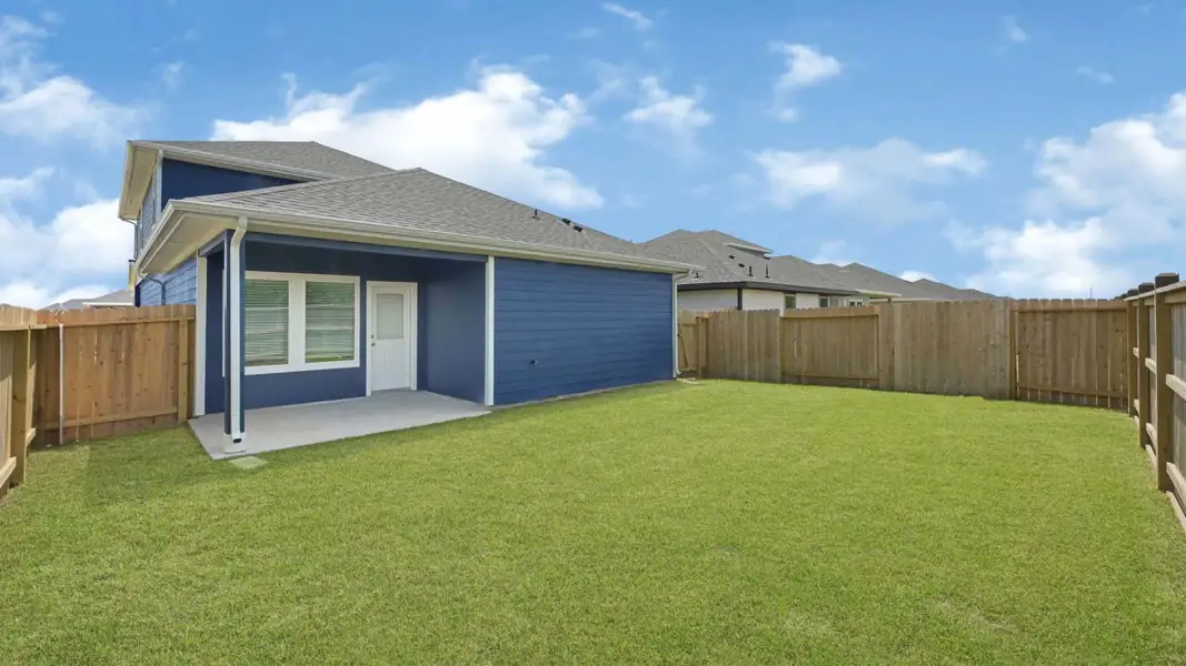 Exterior details and patio area of a home in Holly Ridge, Rosenberg (Image 4).
