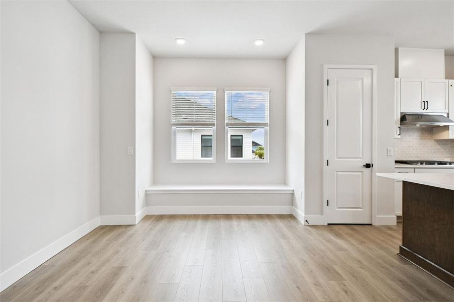 Spacious, unfurnished interior of a new home in , Sarasota (Image 38).